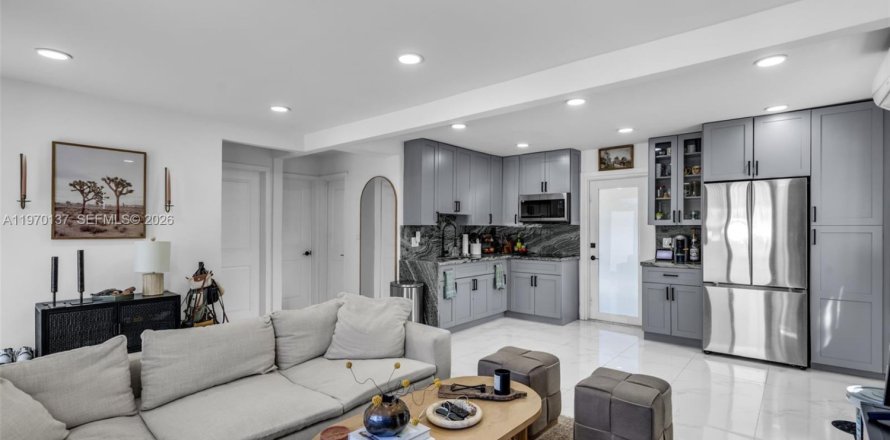 House in Miami, Florida 2 bedrooms, 67.45 sq.m. № 2031028