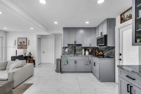 House in Miami, Florida 2 bedrooms, 67.45 sq.m. № 2031028 - photo 7