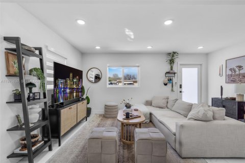 House in Miami, Florida 2 bedrooms, 67.45 sq.m. № 2031028 - photo 3