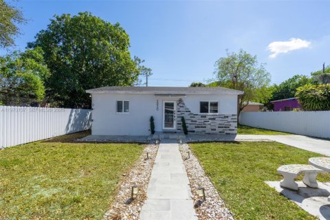 House in Miami, Florida 2 bedrooms, 67.45 sq.m. № 2031028 - photo 17