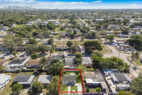 House in Miami, Florida 2 bedrooms, 67.45 sq.m. № 2031028 - photo 24