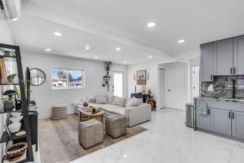 House in Miami, Florida 2 bedrooms, 67.45 sq.m. № 2031028 - photo 8