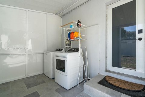 House in Miami, Florida 2 bedrooms, 67.45 sq.m. № 2031028 - photo 16