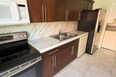 Кондоминиум с 2 спальнями в Лодерхилл, Флорида № 2041814