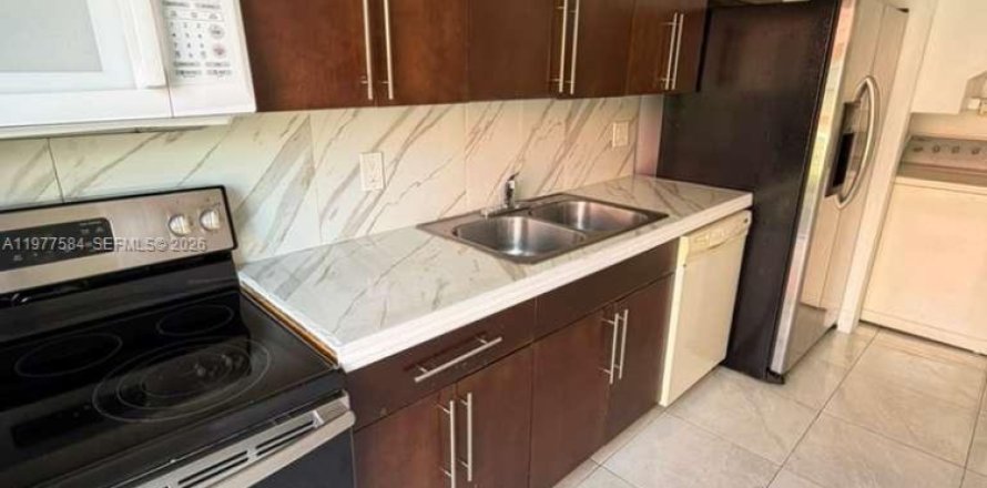 Кондоминиум с 2 спальнями в Лодерхилл, Флорида № 2041814