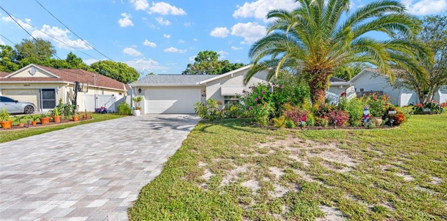 House in Spring Hill, Florida 2 bedrooms, 102.66 sq.m. № 2395839
