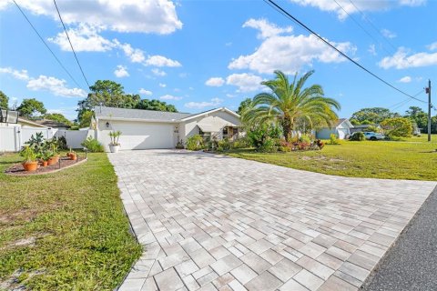 House in Spring Hill, Florida 2 bedrooms, 102.66 sq.m. № 2395839 - photo 3