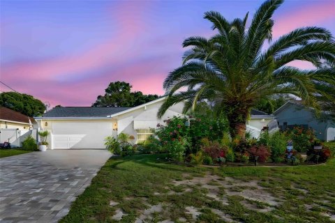House in Spring Hill, Florida 2 bedrooms, 102.66 sq.m. № 2395839 - photo 2