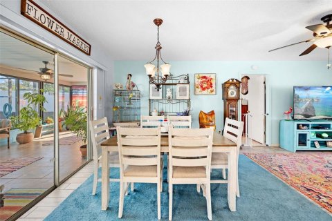 House in Spring Hill, Florida 2 bedrooms, 102.66 sq.m. № 2395839 - photo 8
