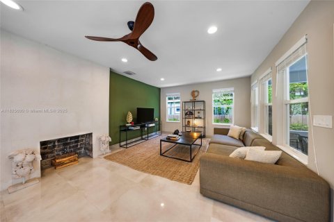 House in Miami, Florida 3 bedrooms, 135.27 sq.m. № 1799539 - photo 6