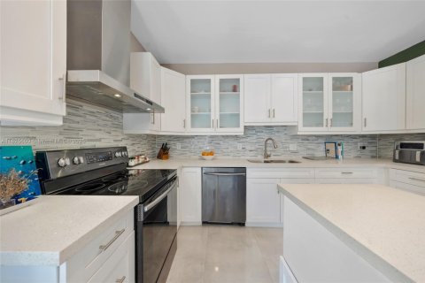 House in Miami, Florida 3 bedrooms, 135.27 sq.m. № 1799539 - photo 11