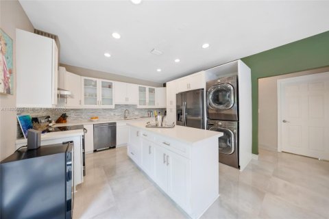 House in Miami, Florida 3 bedrooms, 135.27 sq.m. № 1799539 - photo 10