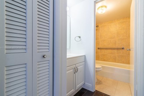 Copropriété à louer à Hallandale Beach, Floride: 1 chambre, 76.92 m2 № 2064991 - photo 11