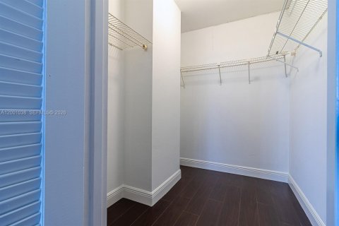 Copropriété à louer à Hallandale Beach, Floride: 1 chambre, 76.92 m2 № 2064991 - photo 10