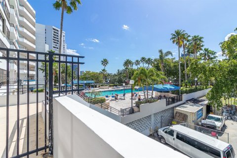 Copropriété à louer à Hallandale Beach, Floride: 1 chambre, 76.92 m2 № 2064991 - photo 20