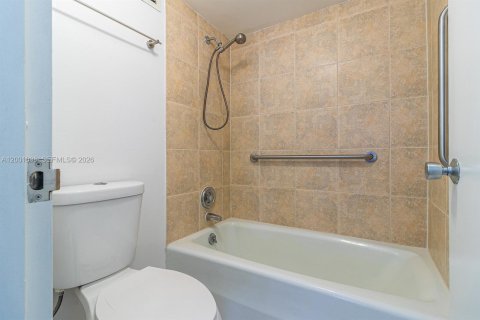Copropriété à louer à Hallandale Beach, Floride: 1 chambre, 76.92 m2 № 2064991 - photo 12