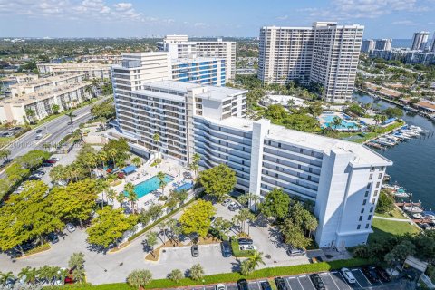 Copropriété à louer à Hallandale Beach, Floride: 1 chambre, 76.92 m2 № 2064991 - photo 2