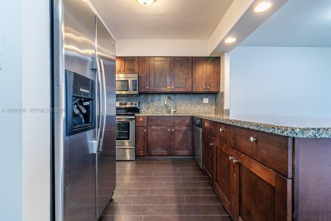 Copropriété à louer à Hallandale Beach, Floride: 1 chambre, 76.92 m2 № 2064991 - photo 4