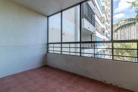 Copropriété à louer à Hallandale Beach, Floride: 1 chambre, 76.92 m2 № 2064991 - photo 15