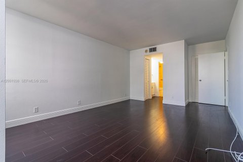 Copropriété à louer à Hallandale Beach, Floride: 1 chambre, 76.92 m2 № 2064991 - photo 9