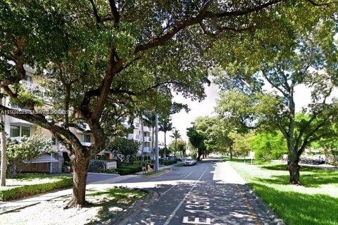 Condominio en North Miami, Florida, 2 dormitorios  № 1983140