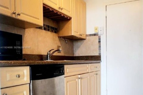 Condominio en alquiler en North Miami, Florida, 2 dormitorios, 89.46 m2 № 1983140 - foto 13