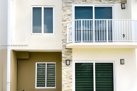 Купить таунхаус в Хомстед, Флорида 4 спальни, 133.22м2, № 1957120 - фото 1