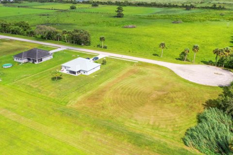 Land in Okeechobee, Florida № 789013 - photo 1
