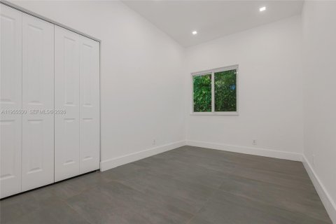 Casa en alquiler en Miami, Florida, 5 dormitorios, 207.82 m2 № 2010270 - foto 14