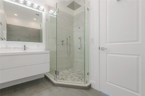 Casa en alquiler en Miami, Florida, 5 dormitorios, 207.82 m2 № 2010270 - foto 15