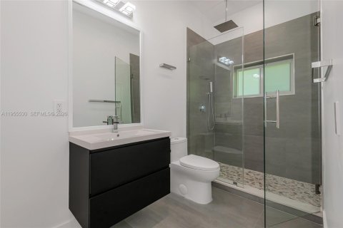 Casa en alquiler en Miami, Florida, 5 dormitorios, 207.82 m2 № 2010270 - foto 13