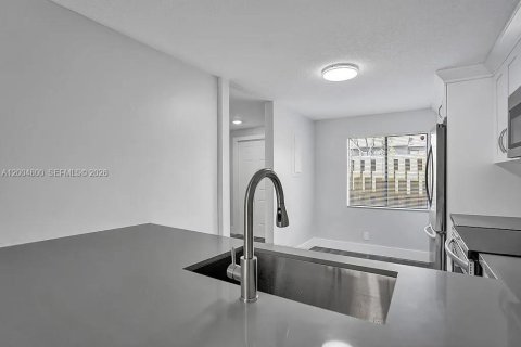 Casa en venta en Davie, Florida, 2 dormitorios, 121.89 m2 № 2074329 - foto 5