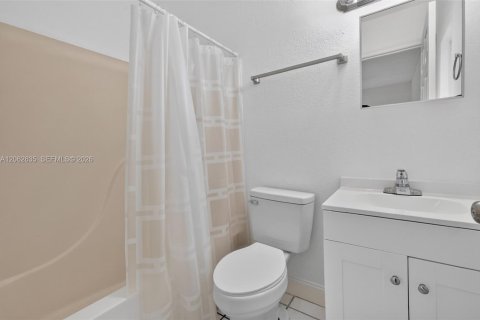 House in Florida City, Florida 4 bedrooms, 103.68 sq.m. № 2294110 - photo 21