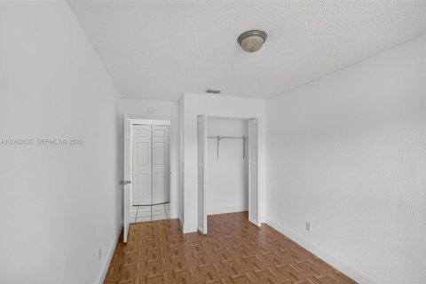 House in Florida City, Florida 4 bedrooms, 103.68 sq.m. № 2294110 - photo 15