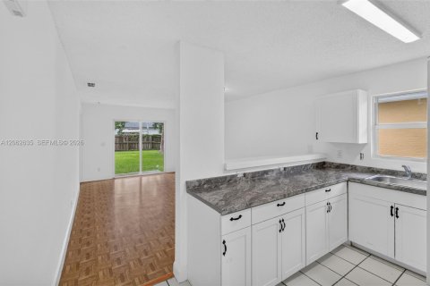 House in Florida City, Florida 4 bedrooms, 103.68 sq.m. № 2294110 - photo 4