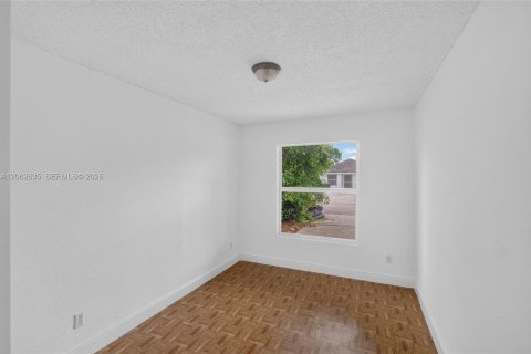 House in Florida City, Florida 4 bedrooms, 103.68 sq.m. № 2294110 - photo 14