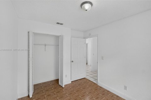 House in Florida City, Florida 4 bedrooms, 103.68 sq.m. № 2294110 - photo 25