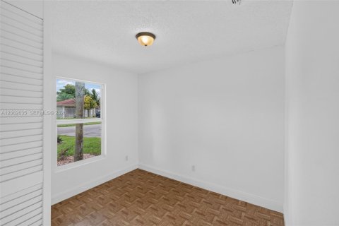 House in Florida City, Florida 4 bedrooms, 103.68 sq.m. № 2294110 - photo 27