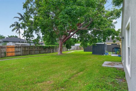 House in Florida City, Florida 4 bedrooms, 103.68 sq.m. № 2294110 - photo 3