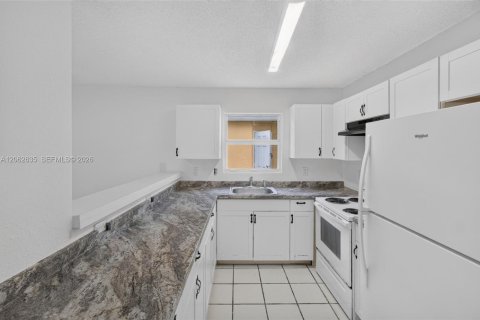 House in Florida City, Florida 4 bedrooms, 103.68 sq.m. № 2294110 - photo 10