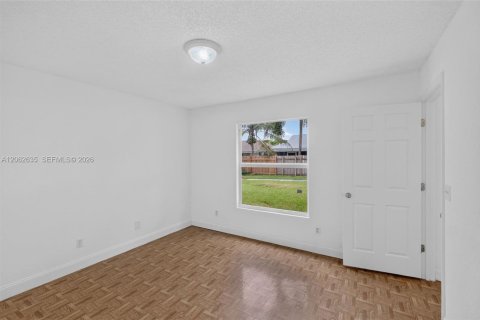 House in Florida City, Florida 4 bedrooms, 103.68 sq.m. № 2294110 - photo 20