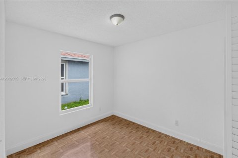 House in Florida City, Florida 4 bedrooms, 103.68 sq.m. № 2294110 - photo 24