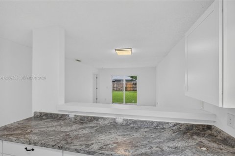 House in Florida City, Florida 4 bedrooms, 103.68 sq.m. № 2294110 - photo 9