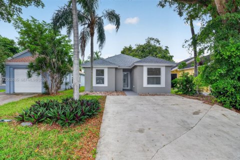 House in Florida City, Florida 4 bedrooms, 103.68 sq.m. № 2294110