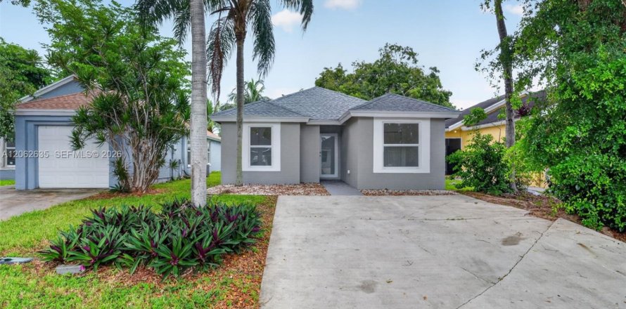 House in Florida City, Florida 4 bedrooms, 103.68 sq.m. № 2294110