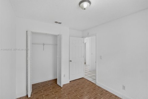House in Florida City, Florida 4 bedrooms, 103.68 sq.m. № 2294110 - photo 26