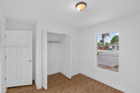 House in Florida City, Florida 4 bedrooms, 103.68 sq.m. № 2294110 - photo 28