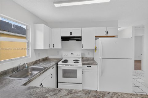 House in Florida City, Florida 4 bedrooms, 103.68 sq.m. № 2294110 - photo 8