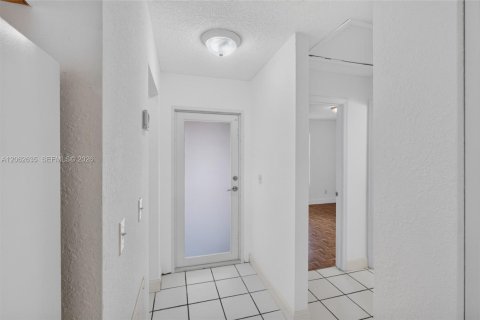 House in Florida City, Florida 4 bedrooms, 103.68 sq.m. № 2294110 - photo 22