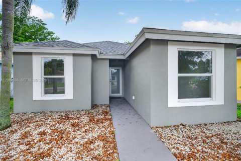 House in Florida City, Florida 4 bedrooms, 103.68 sq.m. № 2294110 - photo 2